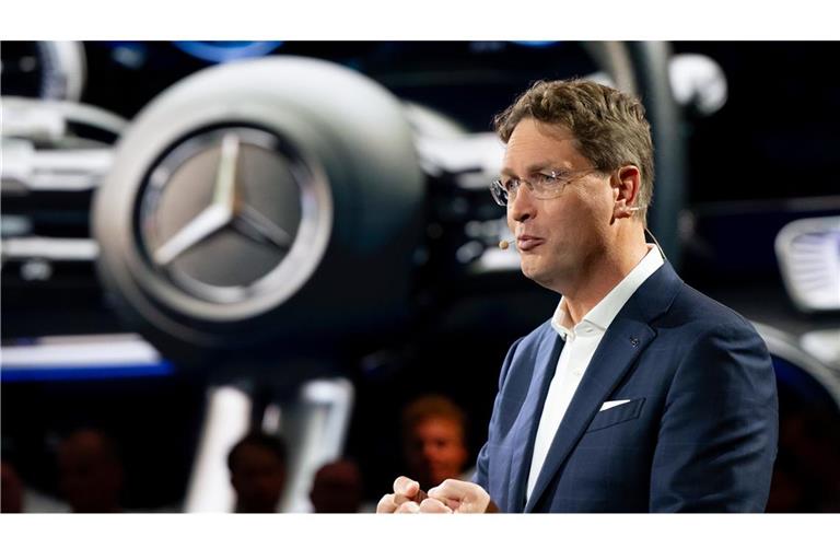 Trotz Modelloffensive: Mercedes braucht immer weniger Mitarbeiter Mercedes-Chef Ola Källenius will das Unternehmen mit vielen neuen Modellen aus der Krise führen.