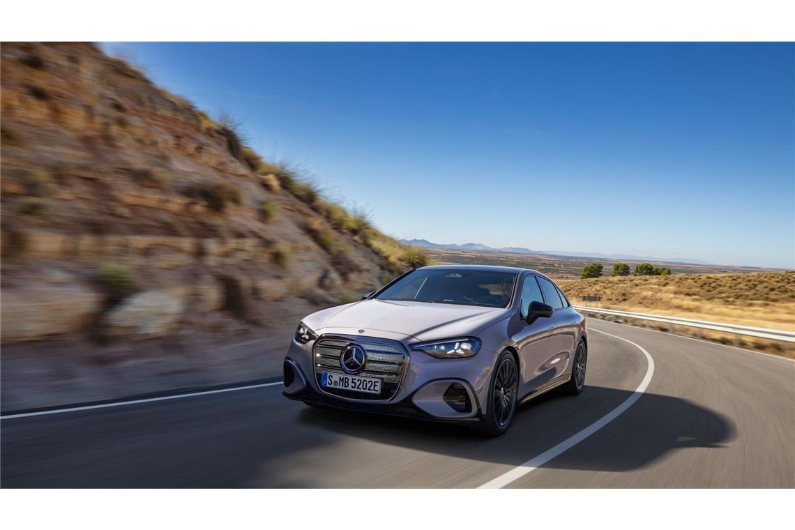 Mercedes fährt mit seiner  neuen C-Klasse vor.