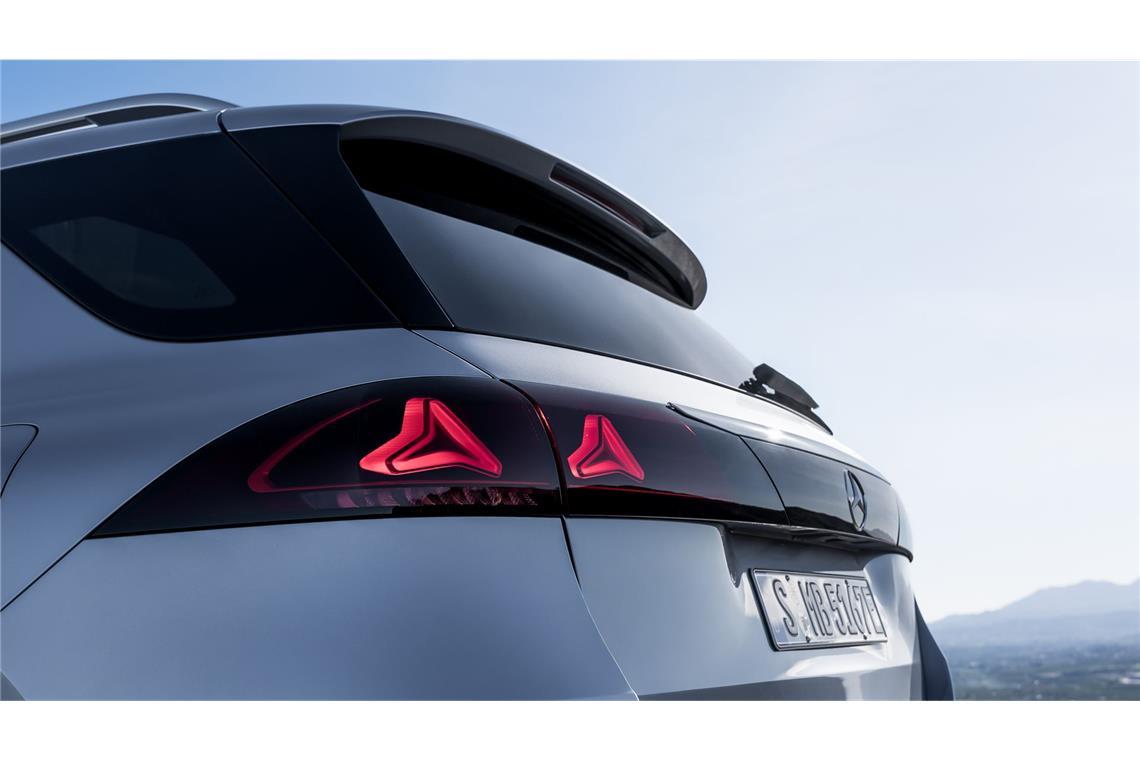 Mercedes hat unter anderem das Heck erneuert. Dort sind nun Sterne in den Rückleuchten zu sehen.