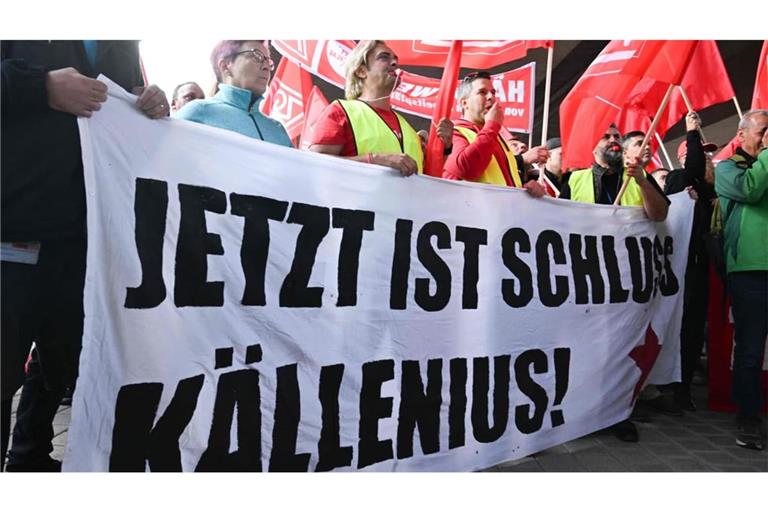 Mercedes-Mitarbeiter protestieren gegen Forderungen des Vorstandsvorsitzenden Ola Källenius vor dem Hauptstandort in Stuttgart-Untertürkheim