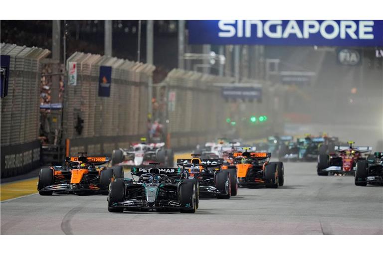 Mercedes-Pilot George Russell (M) verteidigte Platz eins am Start.