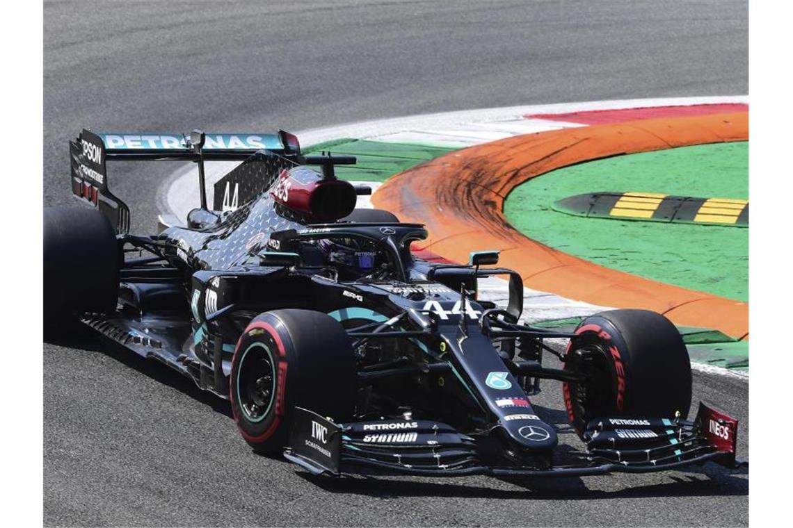 Mercedes-Pilot Hamilton hat sich die Pole Position für das Formel-1-Heimspiel von Ferrari im italienischen Monza geholt. Foto: Jennifer Lorenzini/Pool Reuters/AP/dpa