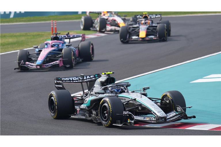 Mercedes-Pilot Kimi Antonelli (vorn) ist nach seinem Sieg in Japan neuer WM-Spitzenreiter.