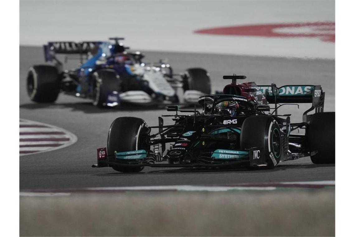 Regenbogen-Sieg im Emirat: Hamilton dominiert in Katar Mercedes-Pilot Lewis Hamilton hat mit seinem Sieg in Katar den WM-Kampf mit Max Verstappen wieder spannender gestaltet. Foto: Darko Bandic/AP/dpa