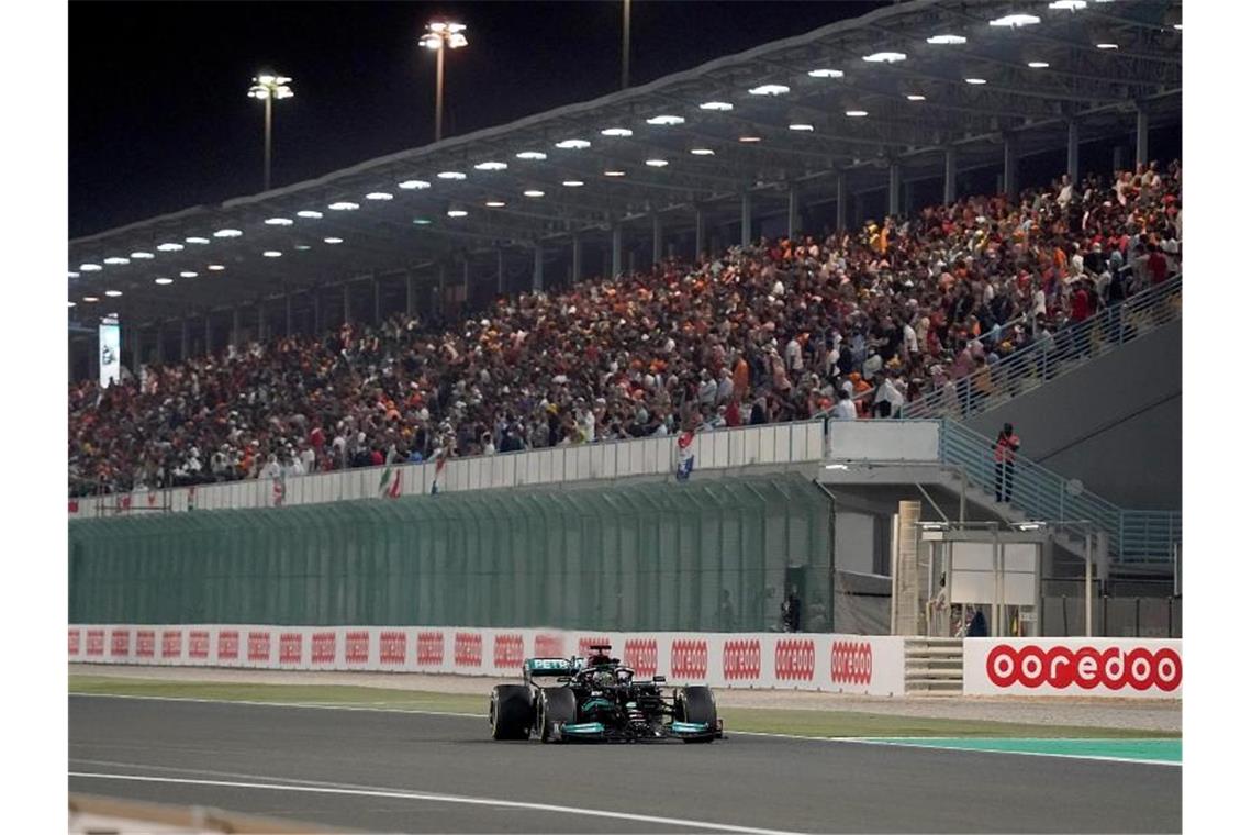 Die Lehren aus dem Großen Preis von Katar Mercedes-Pilot Lewis Hamilton hat sich beim Großen Preis von Katar souverän den Sieg geholt. Foto: Hasan Bratic/dpa