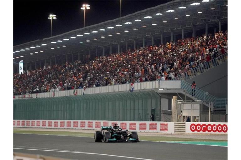 Mercedes-Pilot Lewis Hamilton hat sich beim Großen Preis von Katar souverän den Sieg geholt. Foto: Hasan Bratic/dpa