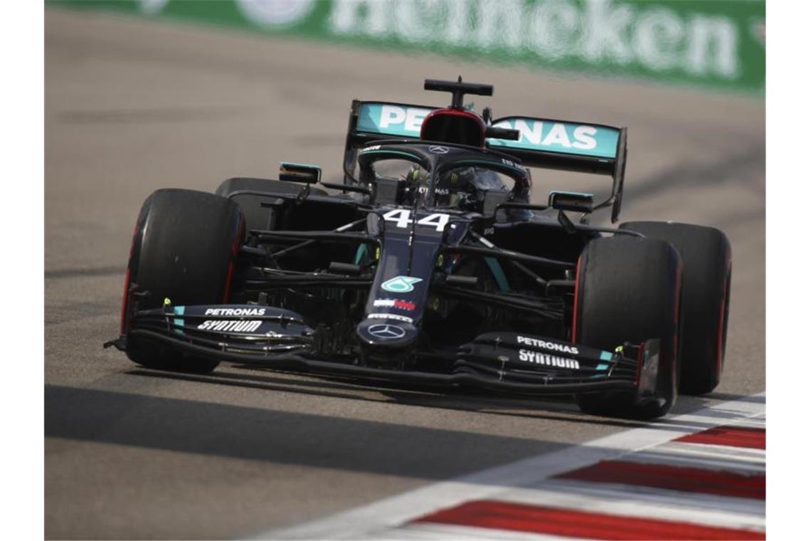 Mercedes-Pilot Lewis Hamilton hat sich in Sotschi die Pole Position gesichert. Foto: Bryn Lennon/Pool Getty/AP/dpa