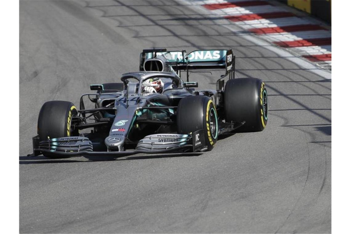 Roter Zoff am Schwarzen Meer: Bitteres Aus für Vettel Mercedes-Pilot Lewis Hamilton profitierte von der Safety-Car-Phase. Foto: Luca Bruno/AP