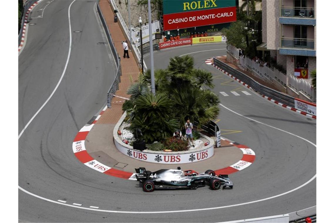 Mercedes-Pilot Lewis Hamilton rast durch Monaco. Foto: Luca Bruno/AP