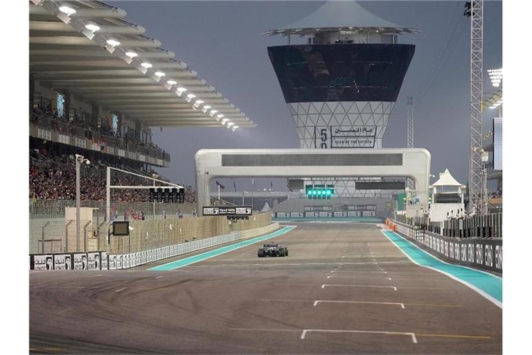 Mercedes-Pilot Lewis Hamilton steuert den Formel-1-Boliden über den Kurs von Abu Dhabi. Foto: Hasan Bratic/dpa
