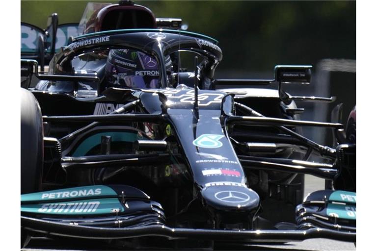 Mercedes-Star Lewis Hamilton in Aktion. Foto: Darko Bandic/AP/dpa