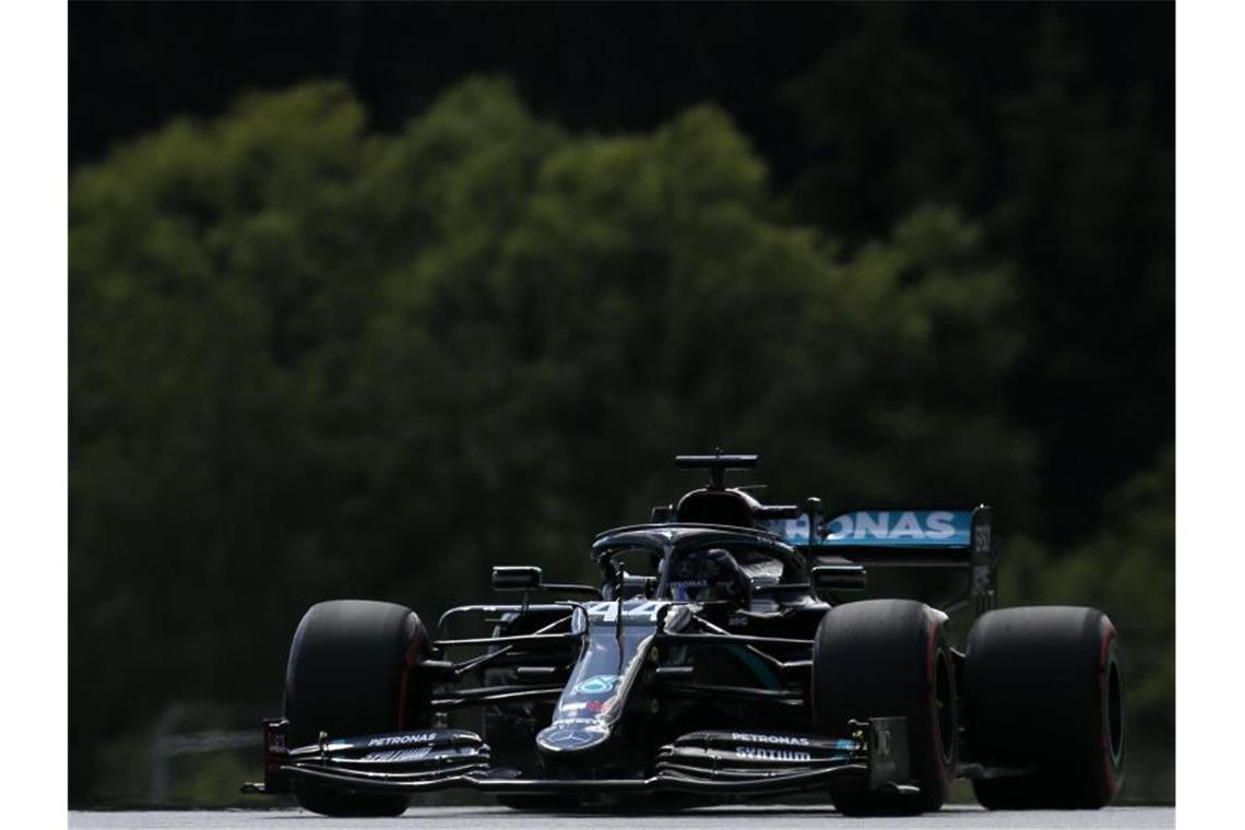 Mercedes-Star Lewis Hamilton wurde vor dem Rennen in Spielberg strafversetzt. Foto: Darko Bandic/AP/dpa