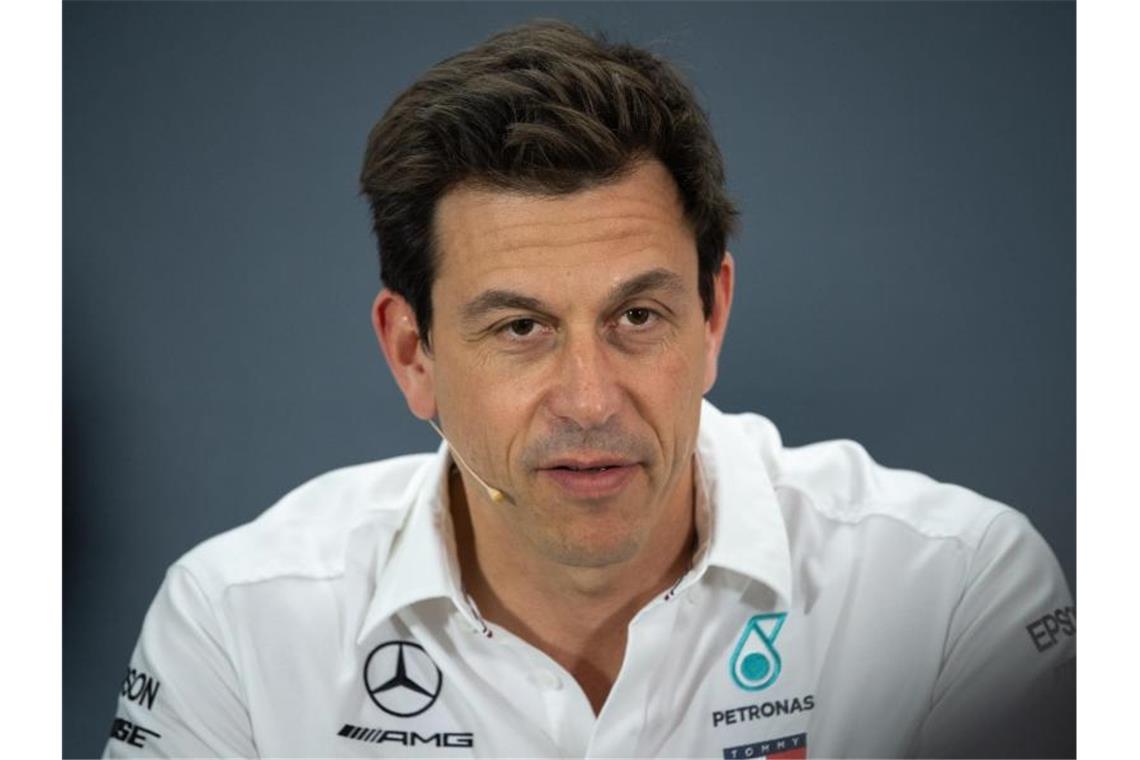 Mercedes-Teamchef Toto Wolff ist loyal zu seinen Fahrern. Foto: Sebastian Gollnow/dpa