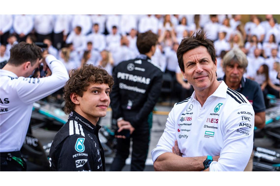 Mercedes-Teamchef Toto Wolff (r) will nicht per Stallorder eingreifen. (Archivbild)