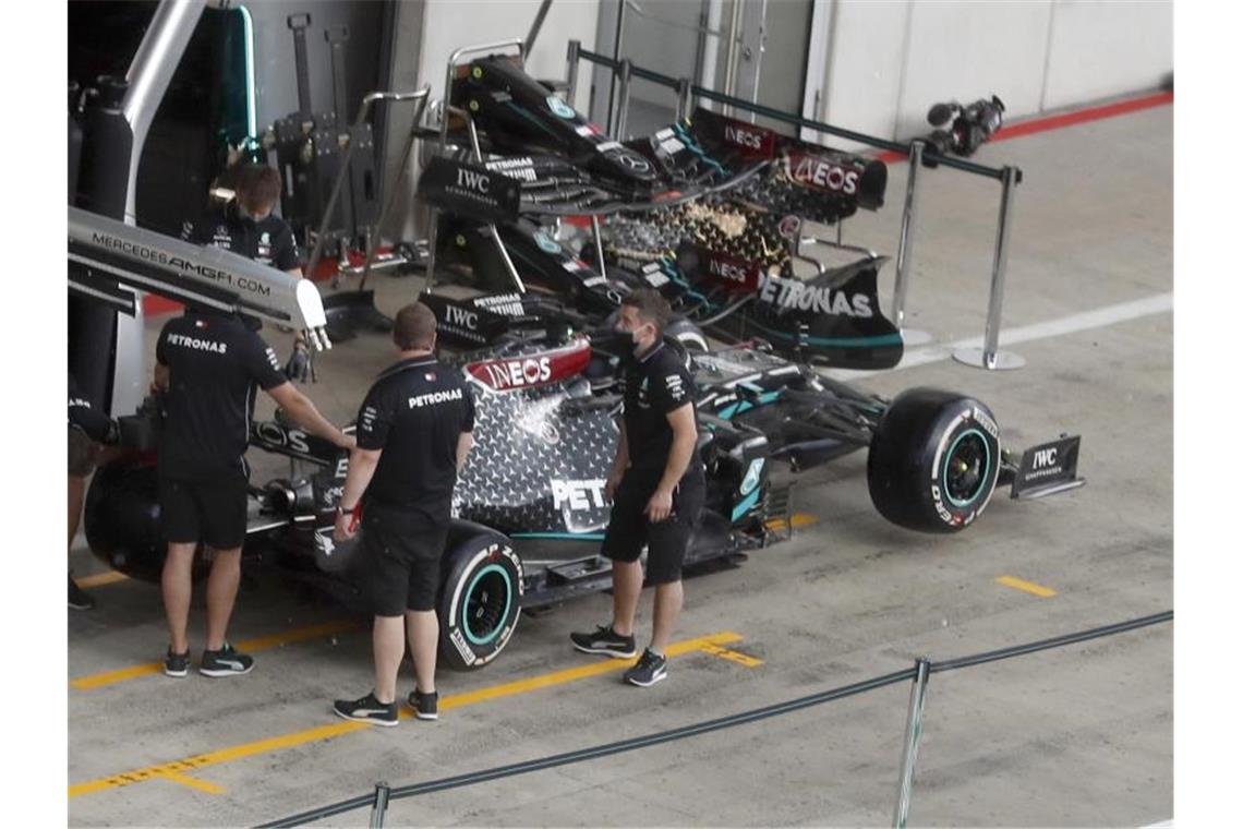 Mercedes-Techniker arbeiten in Spielberg am Auto von Lewis Hamilton. Foto: Darko Bandic/AP/dpa