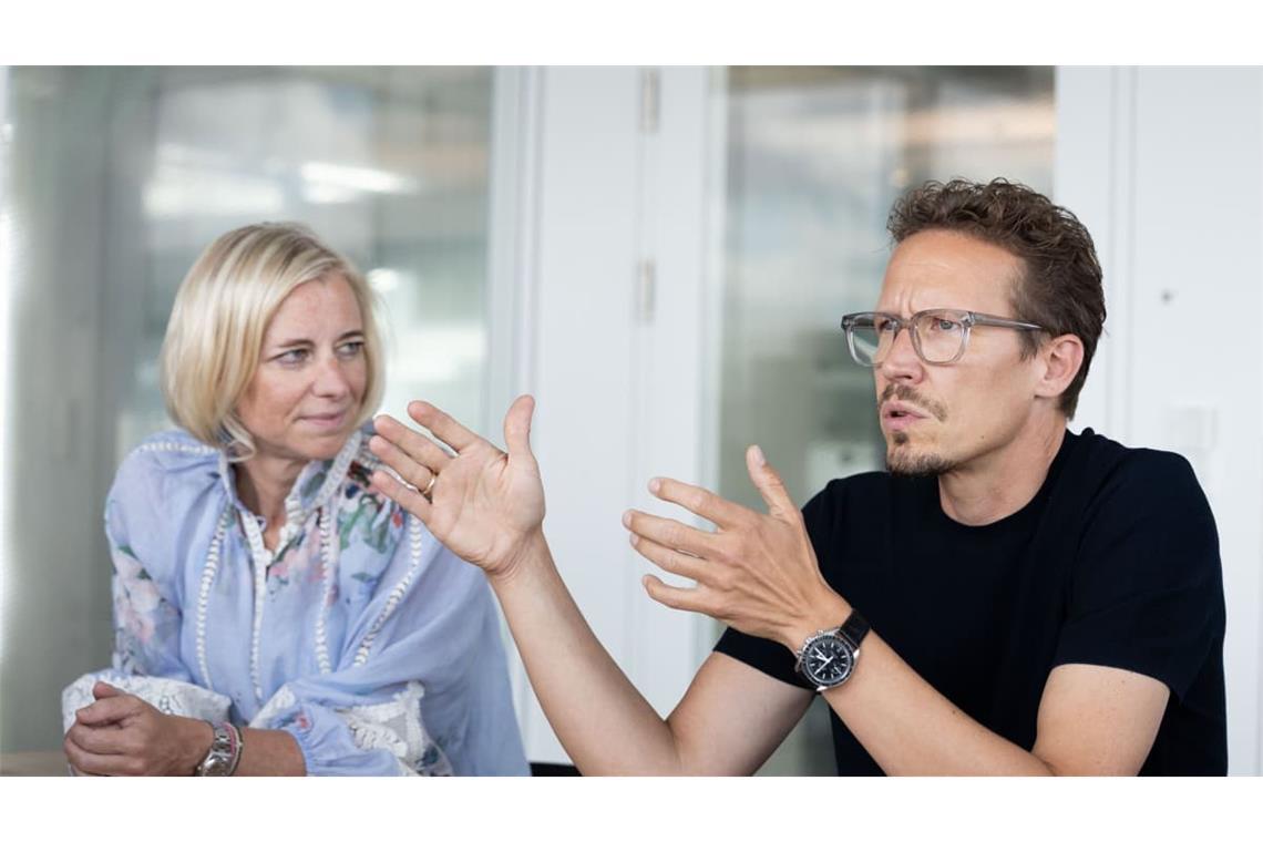 Mercedes-Vertriebsvorstand Mathias Geisen und die PR- und Kommunikationschefin Christina Schenck.