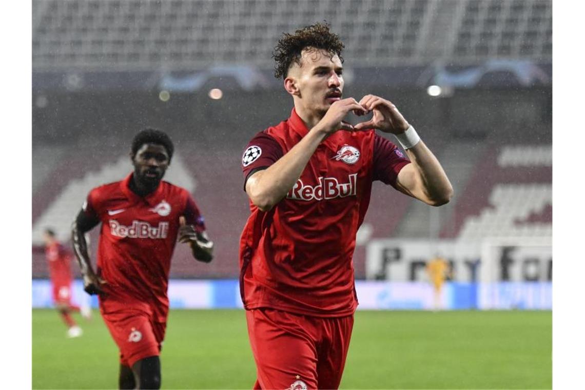 Flick bejubelt 6:2-Sieg zum Jahrestag als Bayern-Coach Mergim Berisha brachte Salzburg mit seinem Treffer in Führung. Foto: Andreas Schaad/AP/dpa