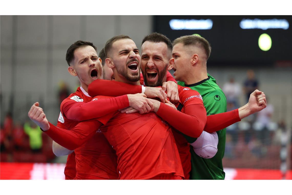 Vier gewinnt – TSV Weilimdorf und sein Kapitän schreiben Geschichte Mergim Dervishaj, Amer Dzindic, Almin Ridzal, Philipp Pless (v.li.): So sehen Sieger aus.