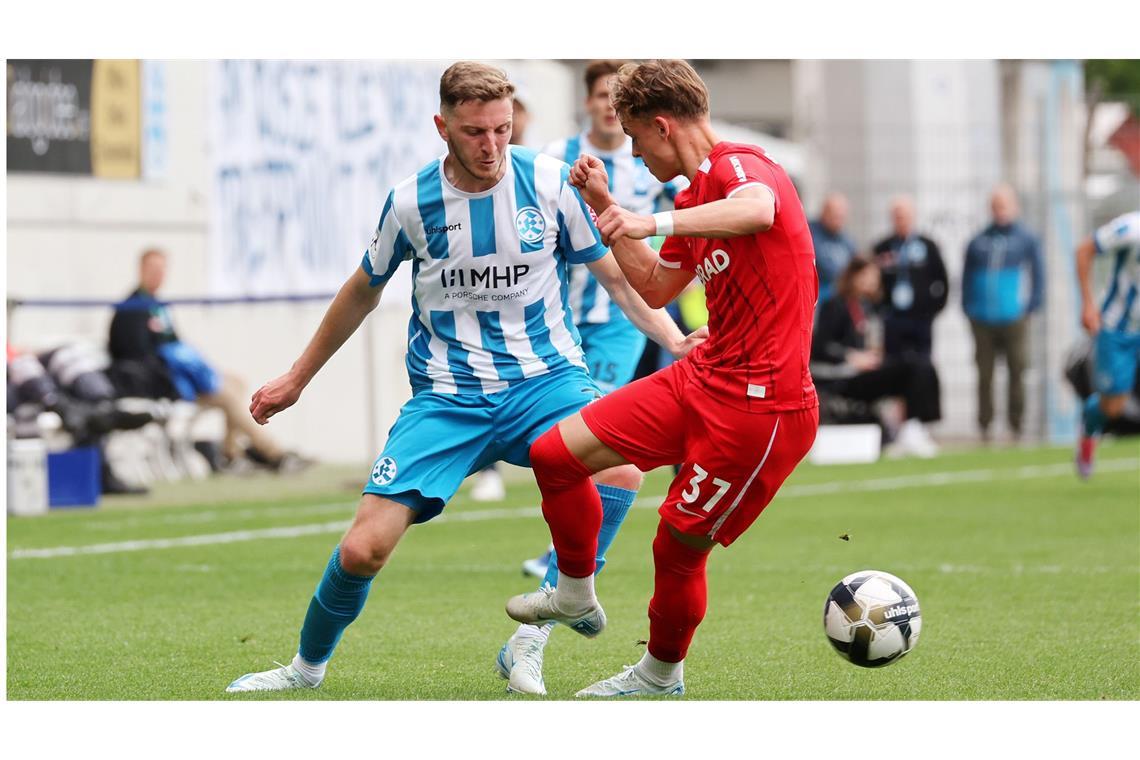 Zu wenig Energie und Esprit – die Luft ist raus bei den Blauen Meris Skenderovic (li.) spielte neben Braig im Sturm.