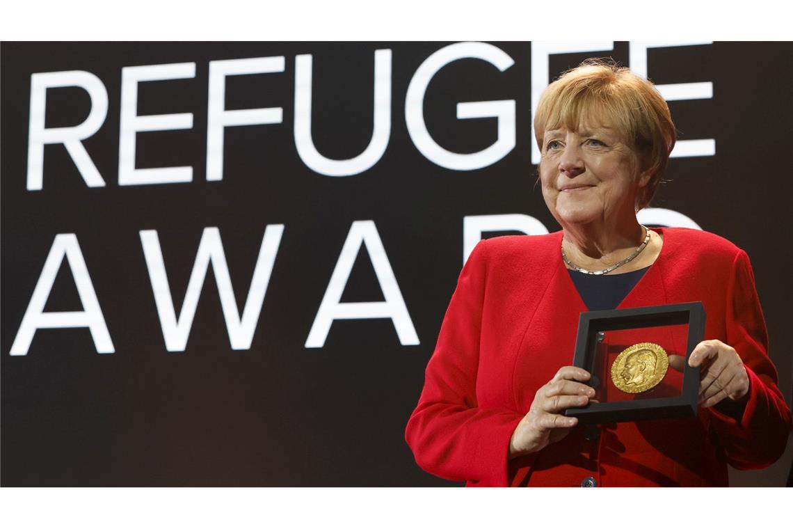 Merkel kritisiert Asyl-Zurückweisungen - Frei kontert Merkel bei einer Preisverleihung für ihre Flüchtlingspolitik