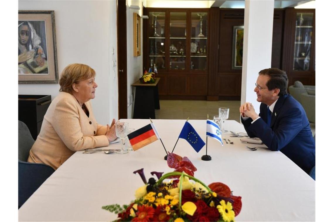 Merkel im Gespräch mit dem israelischen Präsidenten Izchak Herzog. Foto: Haim Zach/Israel Gpo/ZUMA Press Wire/dpa