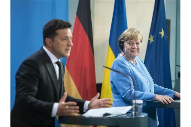 Merkel trifft Selenskyj zum ersten Mal in Kiew. Hier der Besuch des ukrainischen Staatschefs in Berlin im Juli. Foto: Stefanie Loos/AFP POOL/dpa