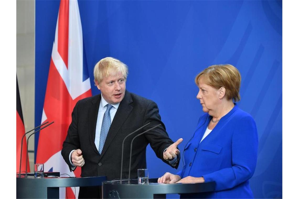 Merkel und Johnson halten eine gemeinsame Pressekonferenz ab. Foto: Bernd Von Jutrczenka