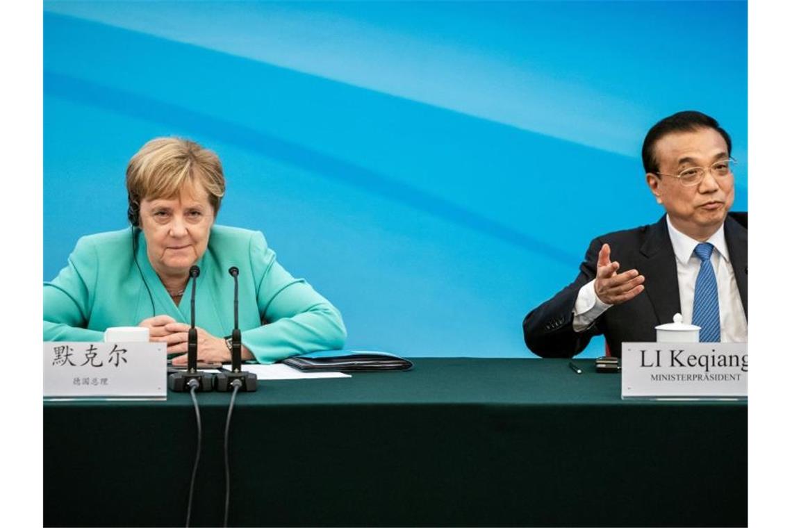 Merkel und Li Keqiang nehmen an einer Sitzung des Beratenden Ausschusses der Deutsch-Chinesischen Wirtschaft teil. Foto: Michael Kappeler