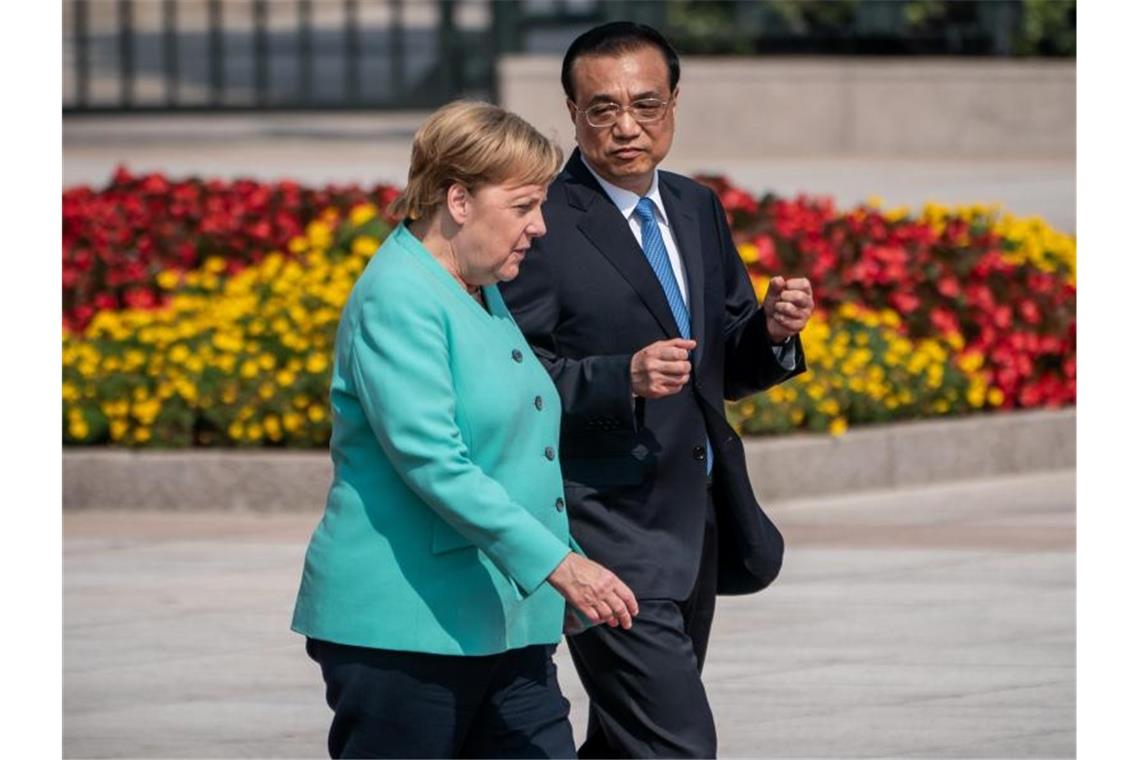 Merkel und Li Keqiang vor der Großen Halle des Volkes. Foto: Michael Kappeler
