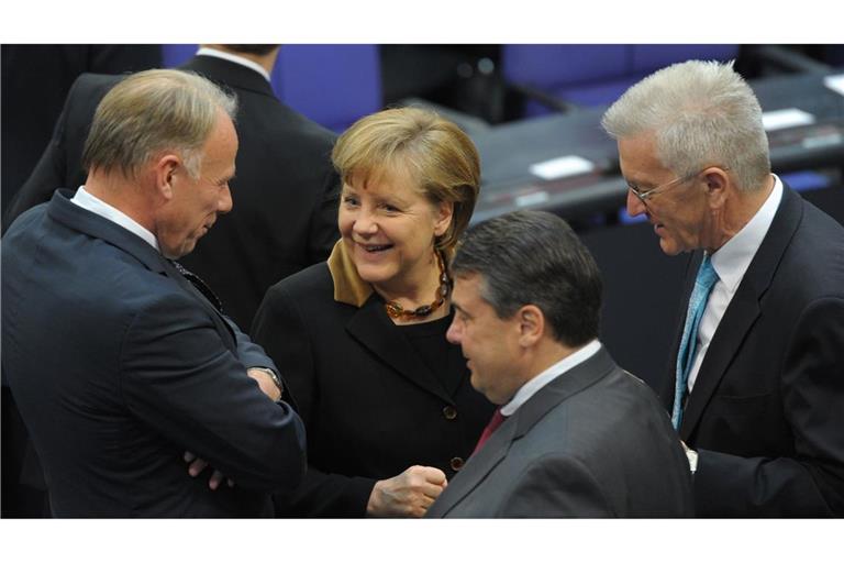 Merkel und Trittin (l) kennen sich aus vielen Jahren parlamentarischer Arbeit.