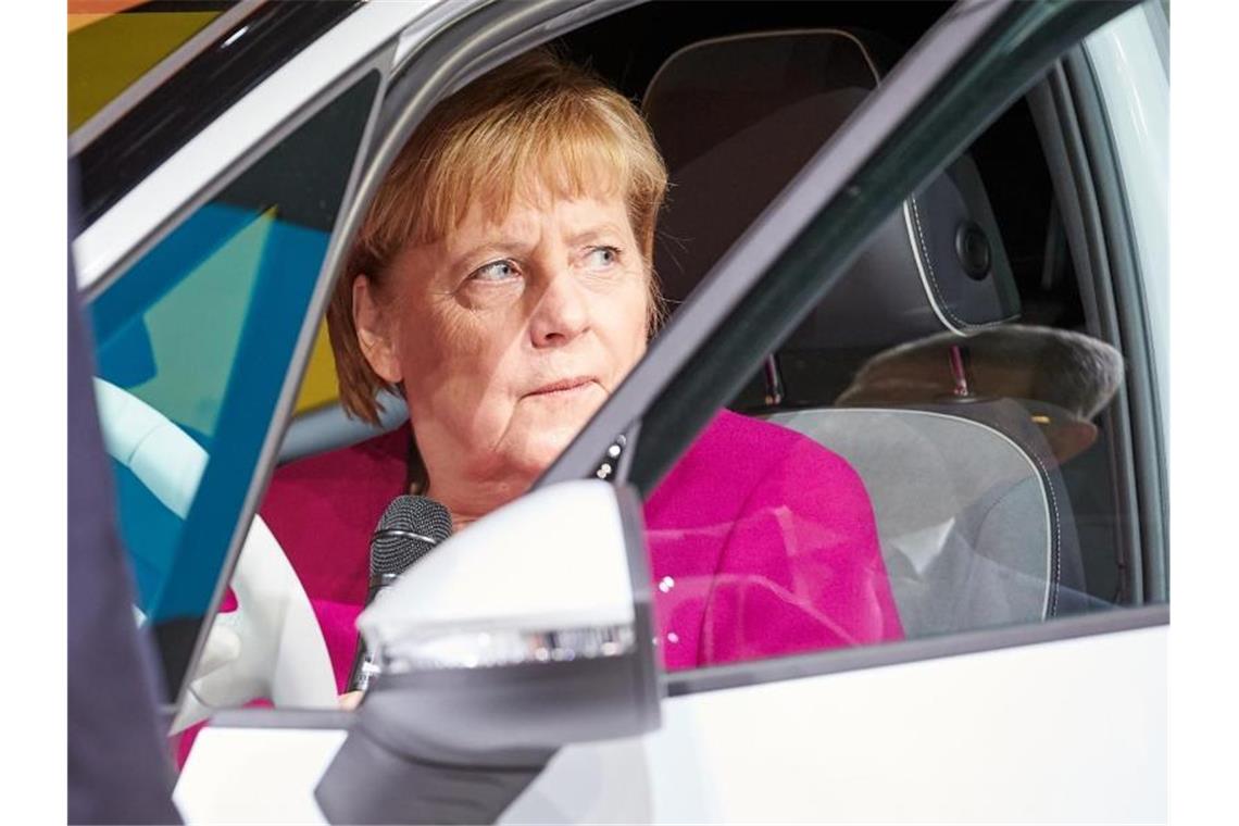 Merkel gibt auf der IAA die E-Kanzlerin Merkel: „Wir können das schaffen, als Deutschland vorne mit dabei zu sein.“ Foto: Thomas Frey