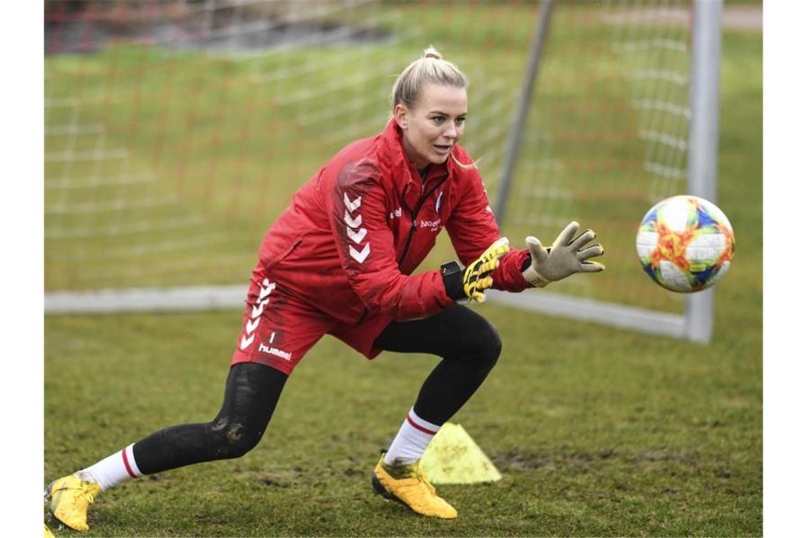 Merle Frohms, Torhüterin des SC Freiburg, fängt im Training einen Ball. Foto: Patrick Seeger/dpa