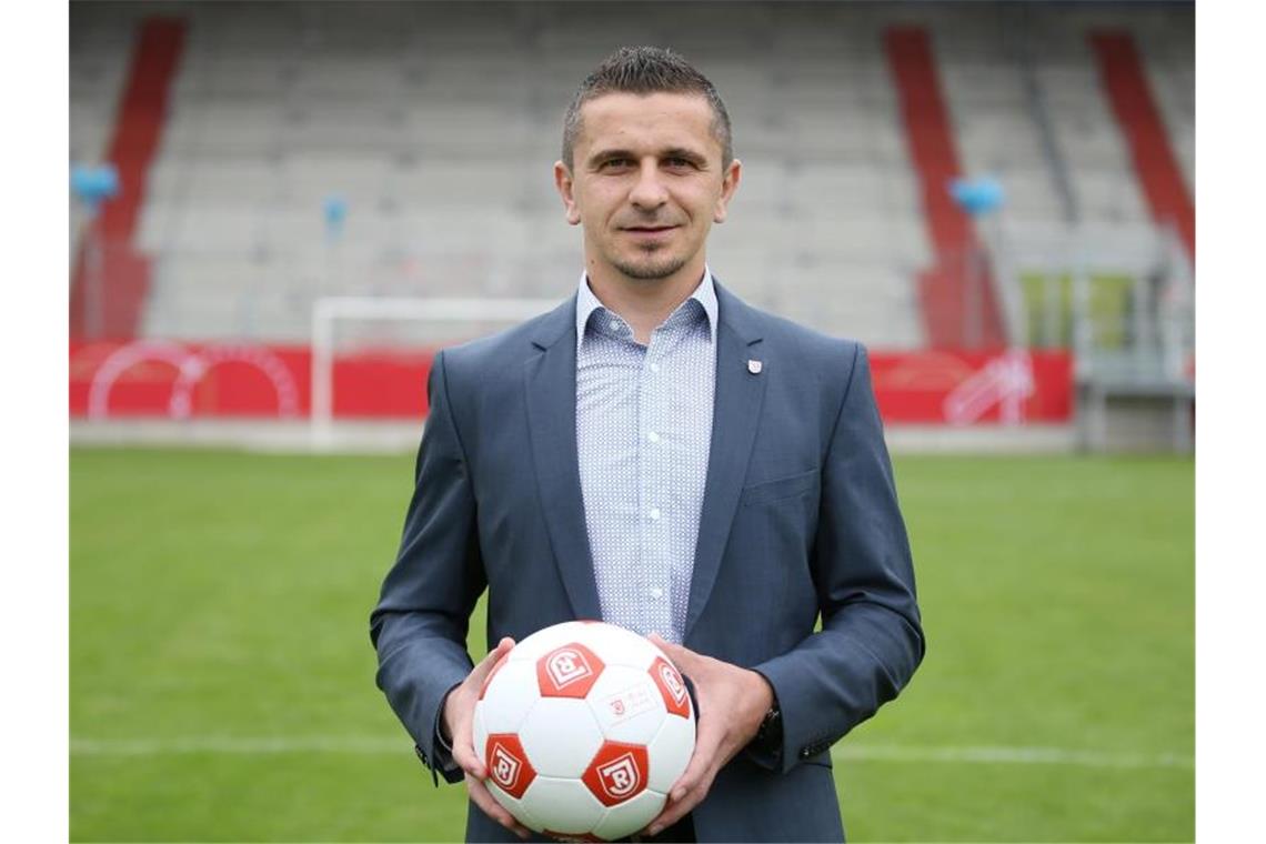 Mersad Selimbegovic (l) wird Nachfolger von Achim Beierlorzer. Foto: Andreas Nickl