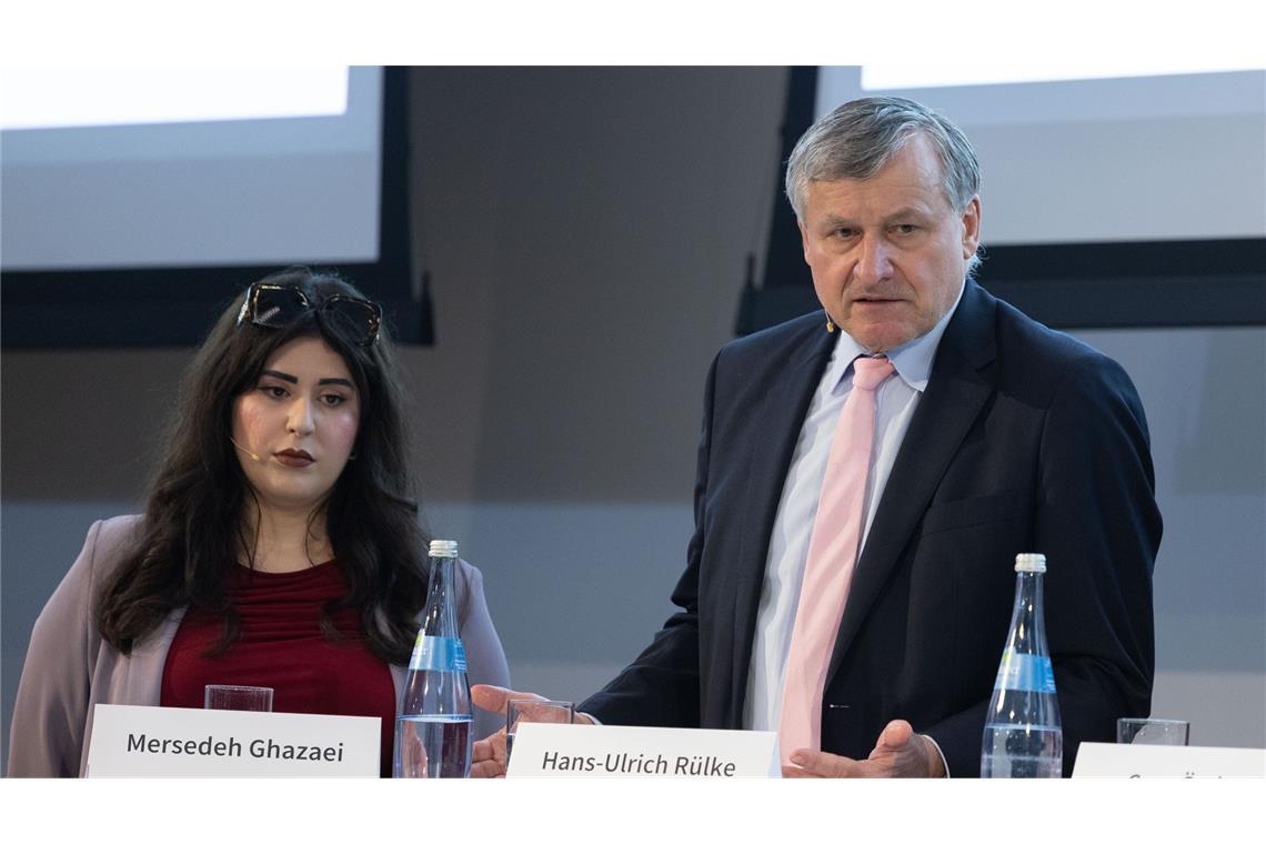 Mersedeh Ghazaei (l.) und Hans-Ulrich Rülke bei der Podiumsdiskussion zur Landtagswahl 2026.