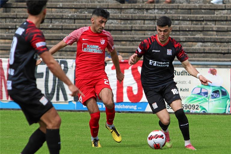 Mert Tasdelen (am Ball) verliert mit der TSG Backnang das Oberliga-Spiel beim Offenburger FV mit 0:3. Foto: Alexander Hornauer