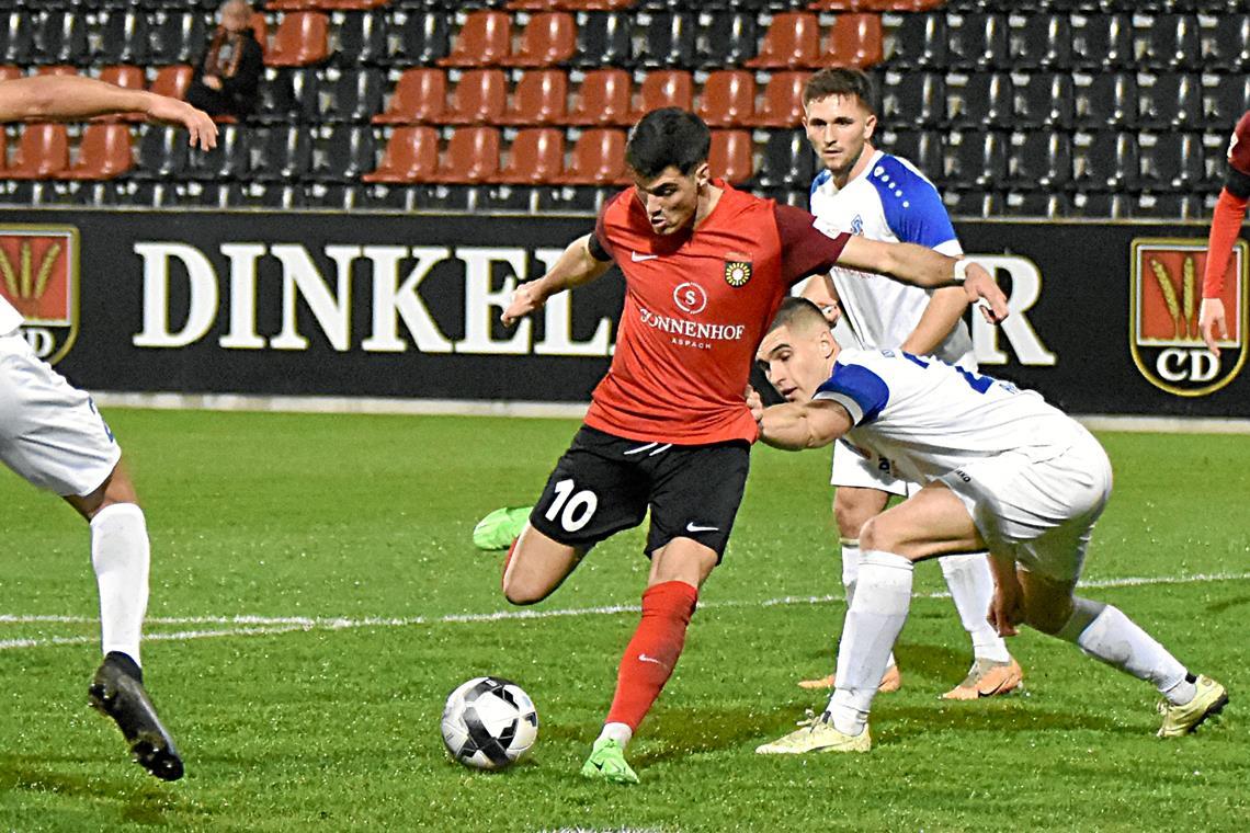 SG Sonnenhof Großaspach: Kantersieg nach frühem Rückstand Mert Tasdelen beim Schuss zum 1:1, später erzielte er auch noch das 4:1. Foto: Tobias Sellmaier