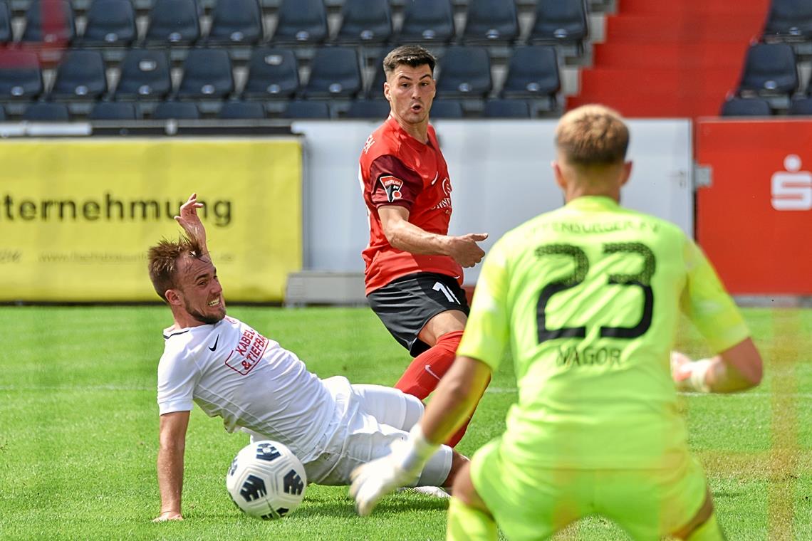 SG Sonnenhof Großaspach stürmt an die Tabellenspitze Mert Tasdelen (Mitte) erzielte das 1:0 und 4:0 für Großaspach selbst und bereitete zudem das 3:0 von Volkan Celiktas vor. Foto: Tobias Sellmaier