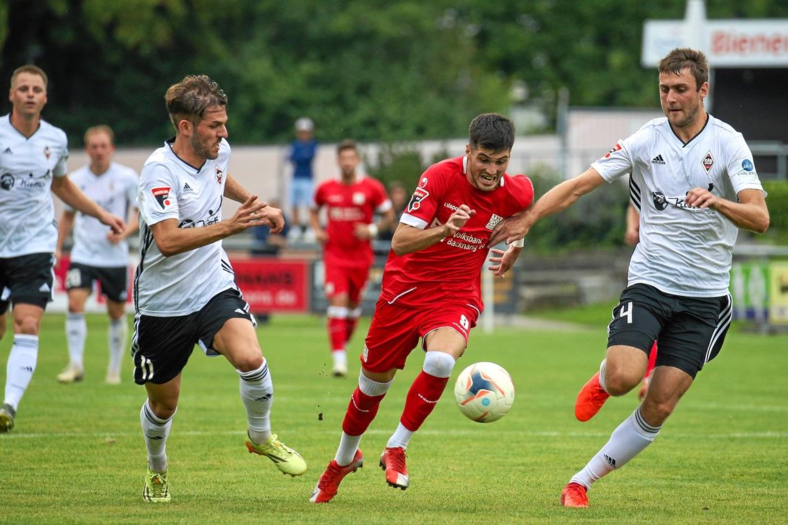 Mert Tasdelen (Mitte) hat gegen Ravensburg zwei Tore erzielt. Morgen will er mit der TSG gegen Freiberg nachlegen. Foto: A. Becher