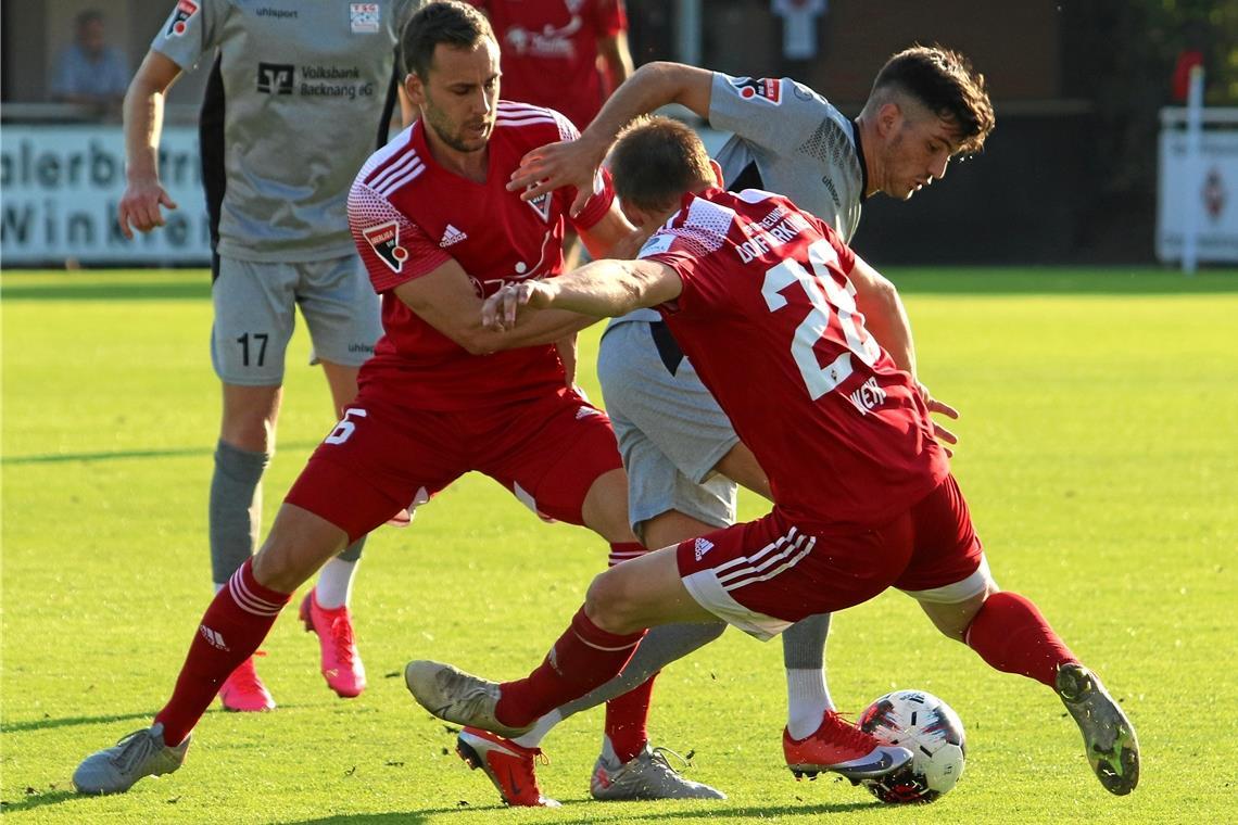 Coach erhofft klare Steigerung Mert Tasdelen (Mitte) und die TSG waren gegen Dorfmerkingen in vielen Zweikämpfen unterlegen. Trainer Holger Ludwig hofft nun, dass die Backnanger Mannschaft morgen im Heimspiel gegen Ravensburg ein anderes Gesicht und vor allem mehr Durchschlagskraft zeigt. Foto: A. Hornauer