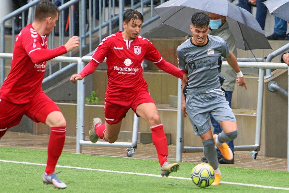 Knappen, aber wichtigen Sieg gefeiert Mert Tasdelen (rechts) hat mit der TSG Backnang in Lörrach den ersten Saisondreier in der Oberliga eingefahren. Foto: A. Hornauer
