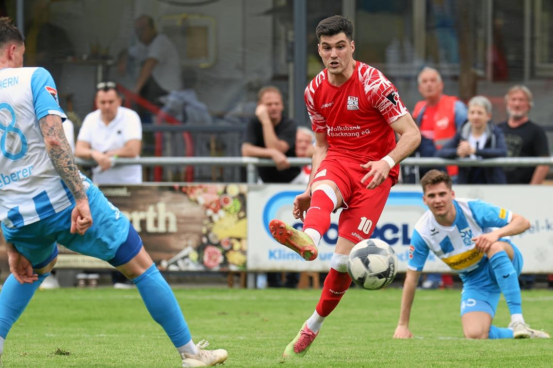 Die TSG Backnang sendet im Abstiegskampf ein Lebenszeichen Mert Tasdelen zielte zweimal richtig und steuerte beim wichtigen 2:1-Heimsieg der abstiegsgefährdeten TSG über Oberachern beide Backnanger Treffer bei. Foto: Alexander Becher