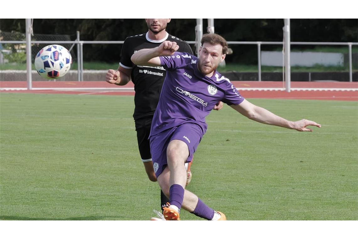 Mertcan Özocak (vorne) und der TSV Bernhausen vergaßen gegen den FV Neuhausen das Toreschießen.