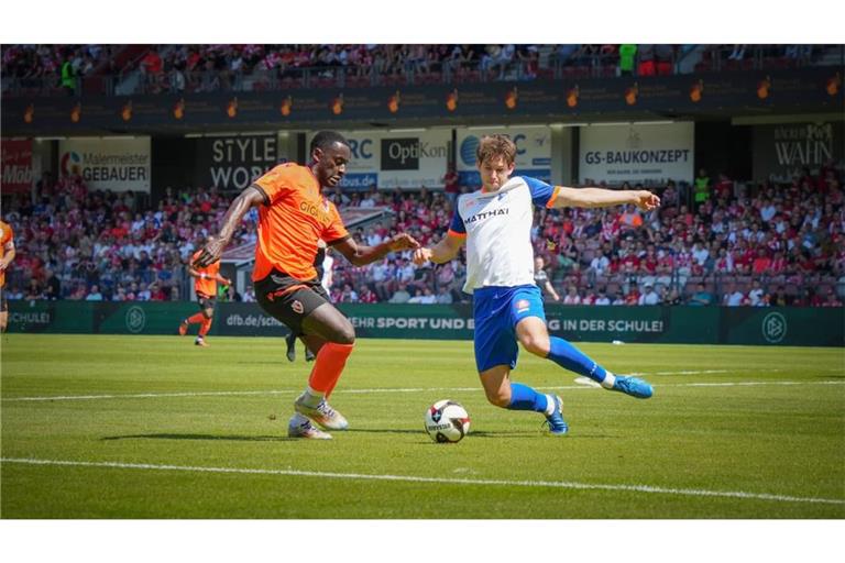 Merveille Biankadi (li.) spielte zuletzt bei Energie Cottbus, jetzt kommt er zum SGV.