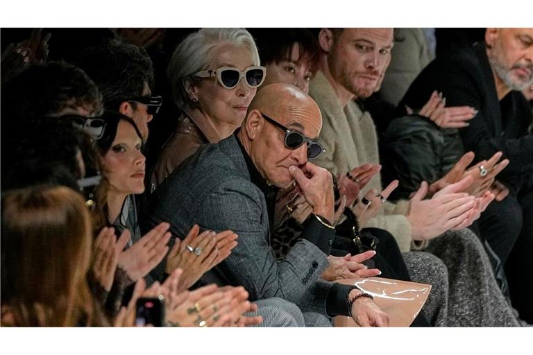 Meryl Streep taucht in Mailand bei der Schau von Dolce & Gabbana auf, mit Stanley Tucci (ebenfalls mit Sonnenbrille) an ihrer Seite.