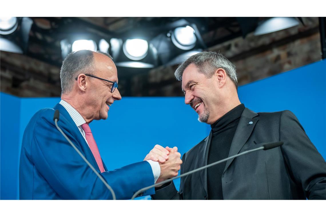 Merz und Söder gehen mit Abgrenzung von Grünen in Wahlkampf Merz betonte, die Schwesterparteien CDU und CSU hätten zu "neuer Geschlossenheit" gefunden.