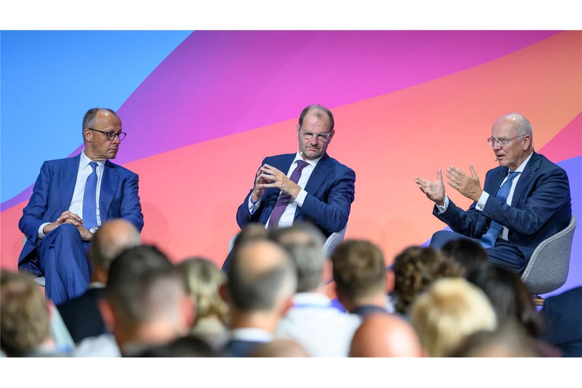 Merz diskutiert auf dem Wirtschaftsforum.