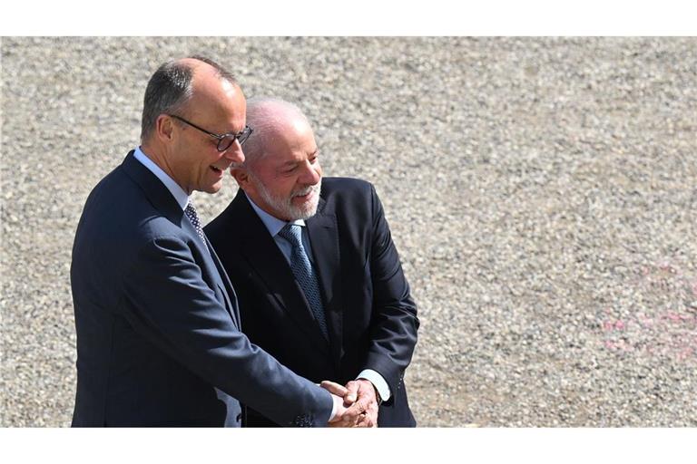 Merz empfing Lula mit militärischen Ehren vor dem Schloss.
