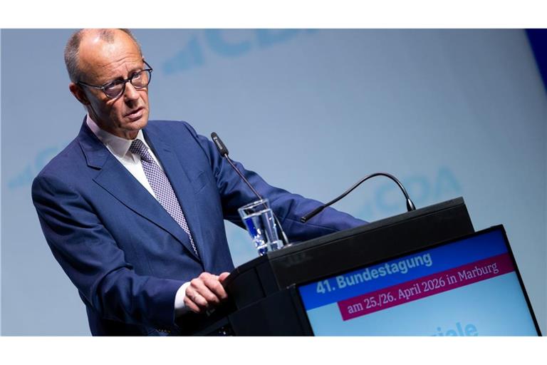 Merz erklärt in Marburg, was er mit "Basisabsicherung" bei der Rente gemeint hat.