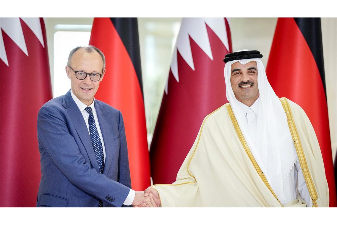 Merz - hier mit dem Emir des Staates Katar - betonte, er habe bei seinem Besuch in Saudi-Arabien und Katar auch Menschenrechtsfragen angesprochen.