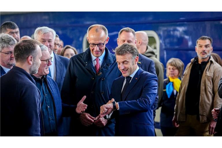 Merz, Macron, Starmer und Tusk in Kiew: Bundeskanzler Friedrich Merz (M, CDU), Frankreichs Präsident Emmanuel Macron (r), und Keir Starmer, Premierminister von Großbritannien, kommen mit einem Sonderzug auf dem Hauptbahnhof in Kiew an.
